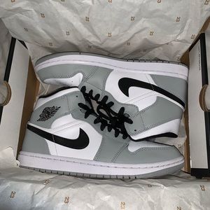 Jordan 1 Mid smoke grey